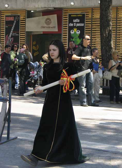 At the procession: the church-candle carrier - The Palio of the frog at Fermignano, JBLArts photography