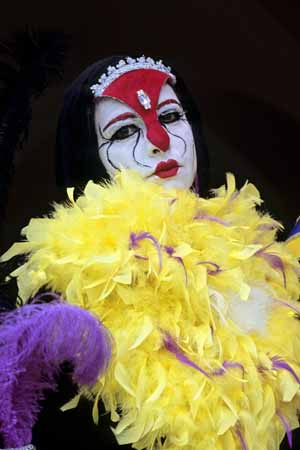 A dress with a lot of yellow feathers - Masks at the Venice Carnival, JBLArts photography